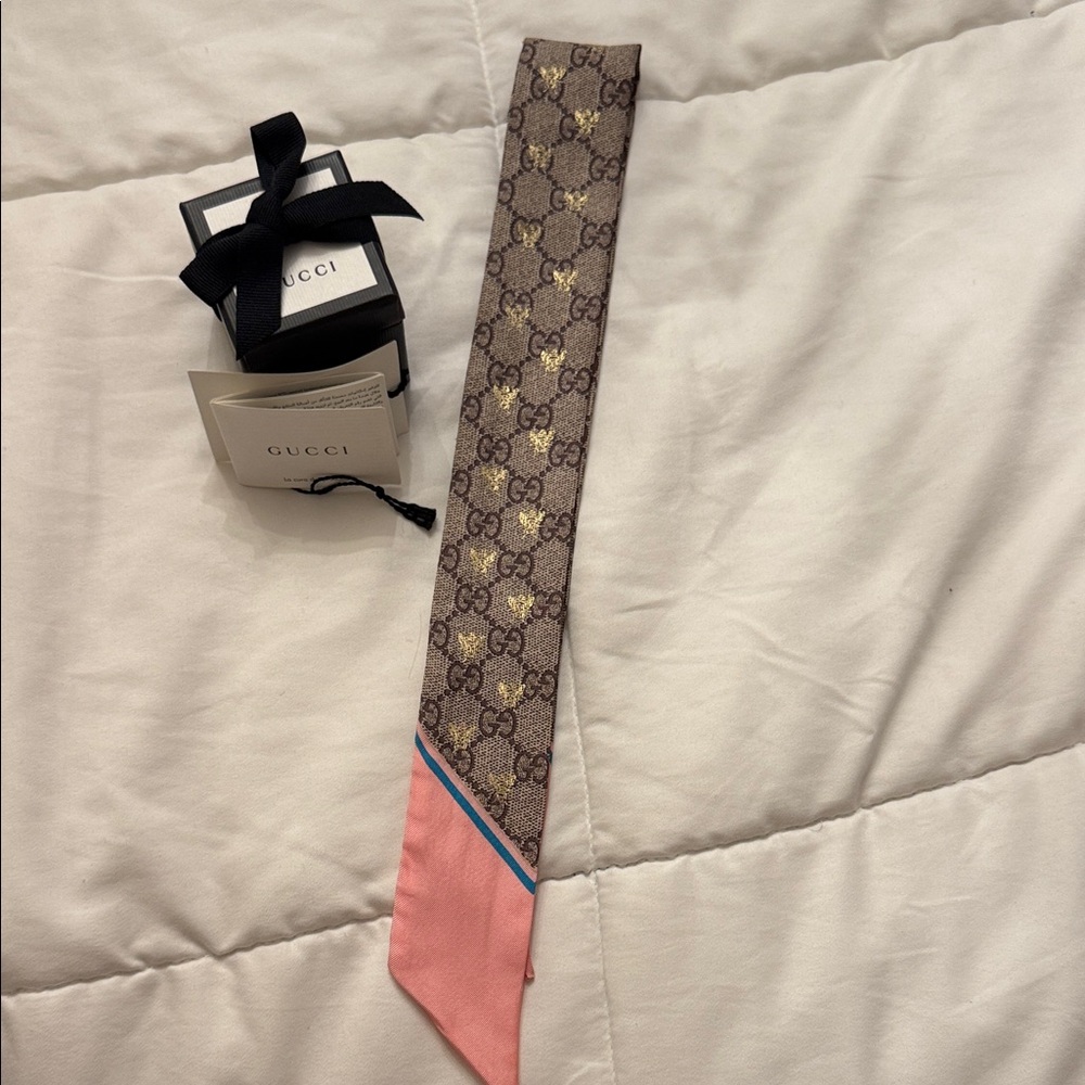 Gucci silk twilly beige / pink monogram bee print